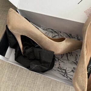WHITE HOUSE BLACK MARKET size 8.5M Gold Pump
